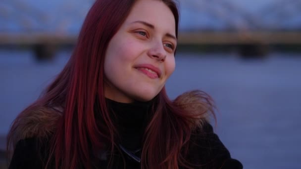 Retrato de una linda chica adolescente sonriente pensativa en una calle nocturna de la ciudad. lentitud UHD 4K — Vídeos de Stock