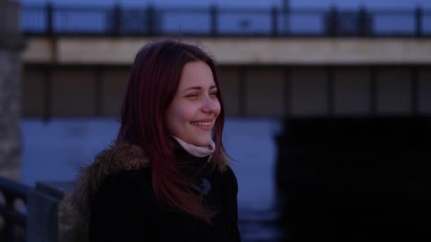 Ritratto di una graziosa ragazza adolescente pensierosa sorridente su una strada notturna della città. rallentatore 4K UHD — Video Stock