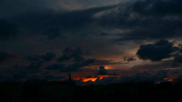 Luz oscura cielo dramático timelapse — Vídeos de Stock