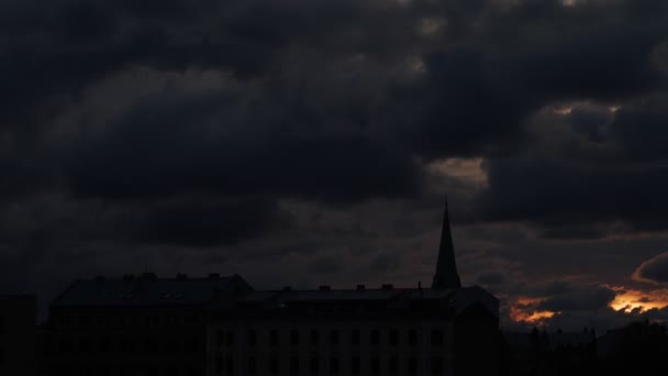 Luz oscura cielo dramático — Vídeos de Stock