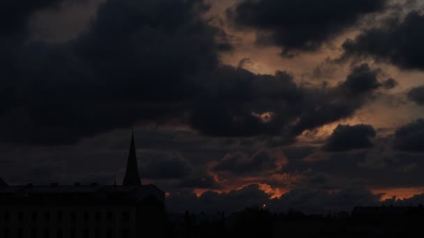 Luz oscura cielo dramático — Vídeos de Stock