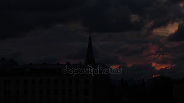 Dunkle Beleuchtung dramatischer Himmel — Stockvideo