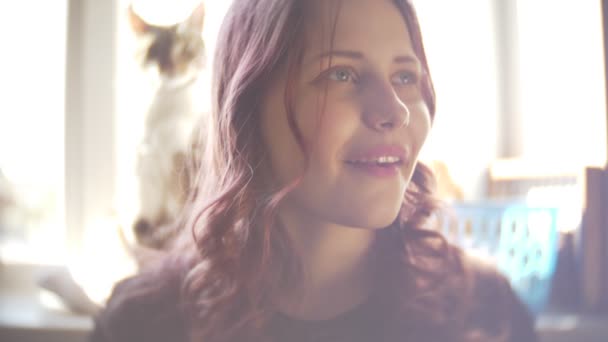 Retrato de bonito menina adolescente bonita. Dia de primavera ensolarado 60 a 24fps Interior bela luz traseira sonhadora do pôr do sol. Filtro de baixo contraste suave — Vídeo de Stock