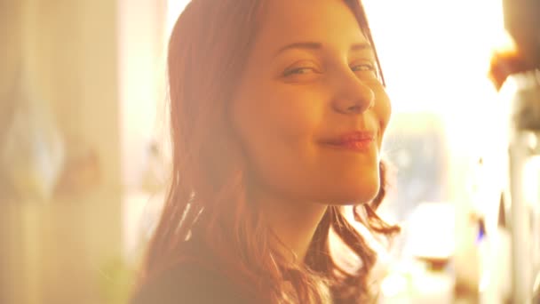 Aranyos teen lány portréja. Napos Tavasz nap 60-24fps Indoors gyönyörű álmodozó hátsó lámpa, a naplemente. Puha alacsony kontraszt filter — Stock videók