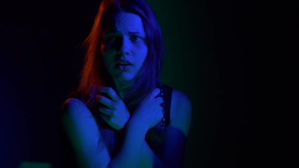Rädd tonåring flicka med mörkt — Stockvideo
