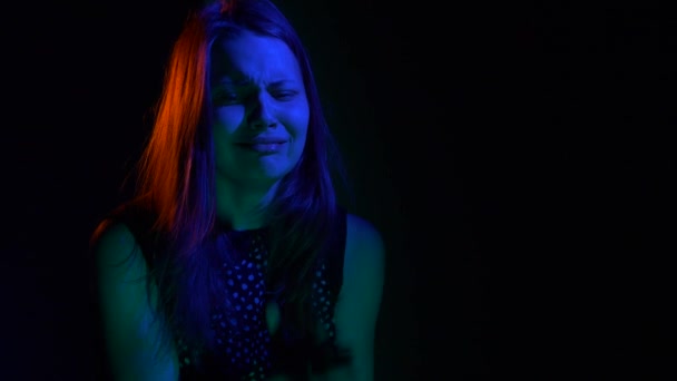 Asustado adolescente chica con en oscuro — Vídeo de stock