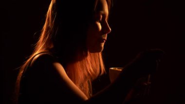 Genç kız öğle yemeği yemeyi. 4k