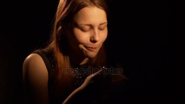 Genç kız öğle yemeği yemeyi. 4k