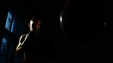 Boksör bir spor salonunda eğitim dramatik aydınlatma. 4k
