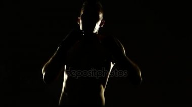 Boksör bir spor salonunda eğitim dramatik aydınlatma. 4k