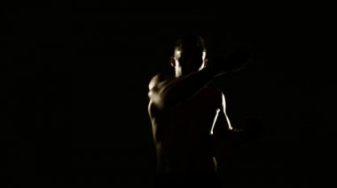 Boksör bir spor salonunda eğitim dramatik aydınlatma. 4k