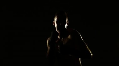 Boksör bir spor salonunda eğitim dramatik aydınlatma. 4k