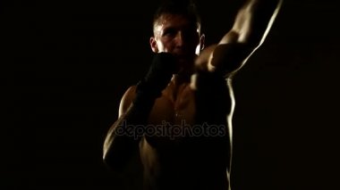 Boksör bir spor salonunda eğitim dramatik aydınlatma. 4k