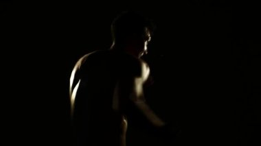 Boksör bir spor salonunda eğitim dramatik aydınlatma. 4k