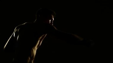 Boksör bir spor salonunda eğitim dramatik aydınlatma. 4k