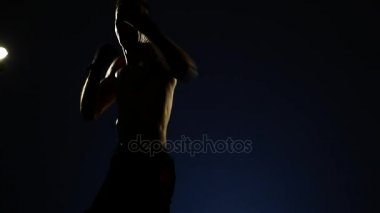 Boksör bir spor salonunda eğitim dramatik aydınlatma. 4k