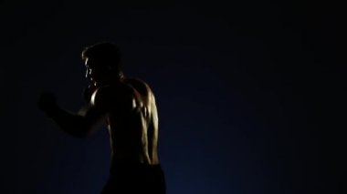 Boksör bir spor salonunda eğitim dramatik aydınlatma. 4k