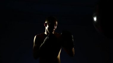 Boksör bir spor salonunda eğitim dramatik aydınlatma. 4k