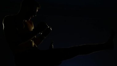 Boksör bir spor salonunda eğitim dramatik aydınlatma. 4k