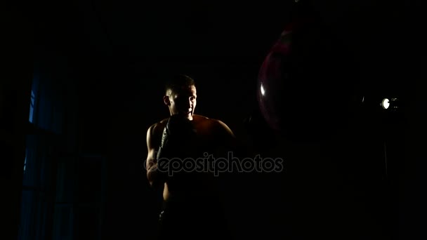 Боксер тренируется в спортзале, драматическое освещение. 4k — стоковое видео