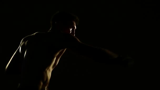 Entrenamiento de boxeadores en un gimnasio, iluminación dramática. 4k — Vídeo de stock