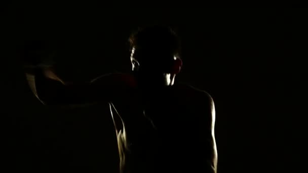 Boxer képzés egy tornaterem, drámai világítás. 4k — Stock videók