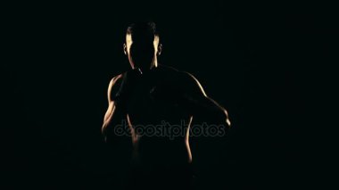 Boksör bir spor salonunda eğitim dramatik aydınlatma. Ağır çekim