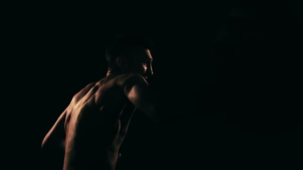 ボクサーのジムでトレーニング劇的な照明。スローモーション — ストック動画