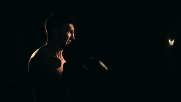 Boxer training in a gym, dramatic lighting. Slow motion — Stock Video