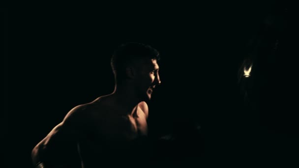 Entrenamiento de boxeadores en un gimnasio, iluminación dramática. Movimiento lento — Vídeos de Stock