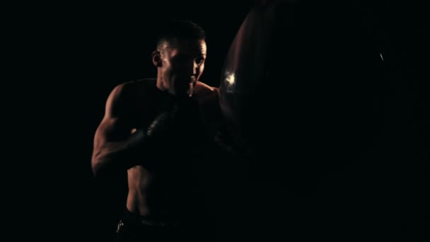 Entrenamiento de boxeadores en un gimnasio, iluminación dramática. Movimiento lento — Vídeos de Stock