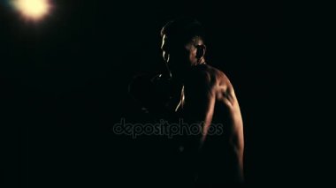 Boksör bir spor salonunda eğitim dramatik aydınlatma. Ağır çekim