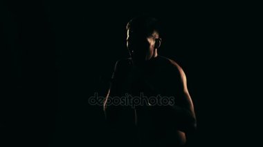 Boksör bir spor salonunda eğitim dramatik aydınlatma. Ağır çekim