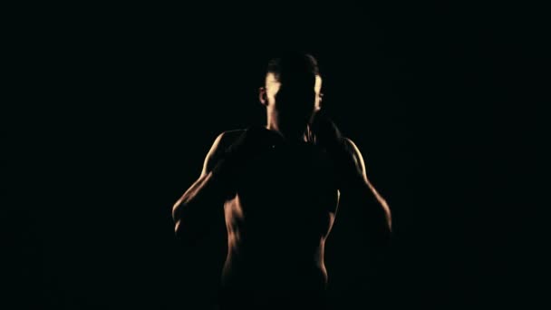 Боксер тренируется в спортзале, драматическое освещение. Медленное движение — стоковое видео