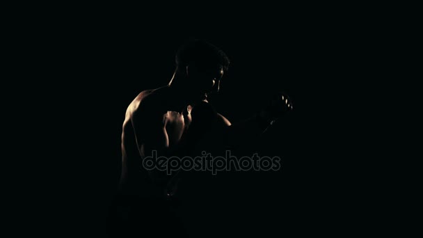 Entrenamiento de boxeadores en un gimnasio, iluminación dramática. Movimiento lento — Vídeos de Stock