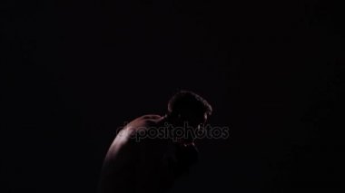 Boksör bir spor salonunda eğitim dramatik aydınlatma. Ağır çekim