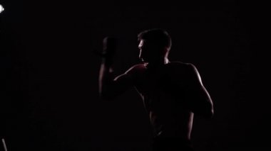 Boksör bir spor salonunda eğitim dramatik aydınlatma. Ağır çekim