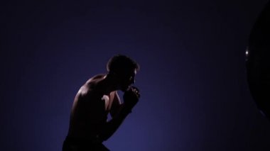 Boksör bir spor salonunda eğitim dramatik aydınlatma. Ağır çekim