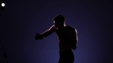 Boksör bir spor salonunda eğitim dramatik aydınlatma. Ağır çekim