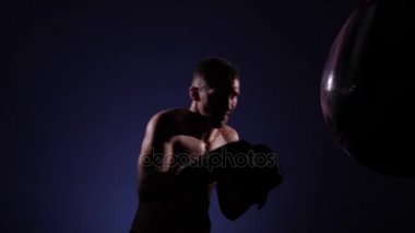 Boksör bir spor salonunda eğitim dramatik aydınlatma. Ağır çekim