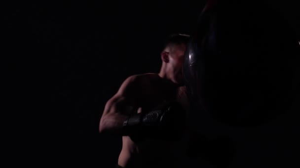 Boxer trénink v tělocvičně, dramatické osvětlení. Zpomalený pohyb — Stock video