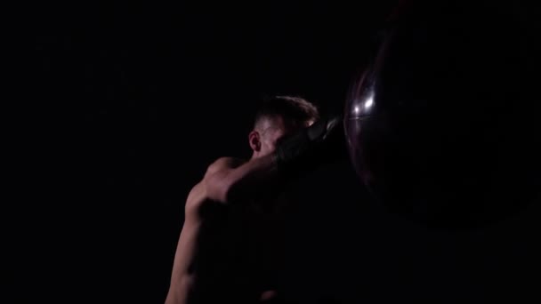 Boxer training in a gym, dramatic lighting. Slow motion — Stock Video