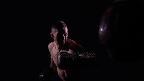 Entrenamiento de boxeadores en un gimnasio, iluminación dramática. Movimiento lento — Vídeo de stock