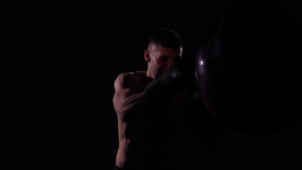 Boxer képzés egy tornaterem, drámai világítás. Lassú mozgás — Stock videók