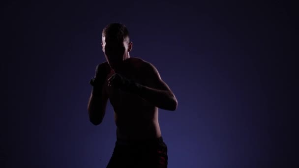 Boxer képzés egy tornaterem, drámai világítás. Lassú mozgás — Stock videók