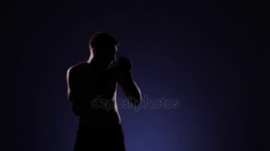 Boksör bir spor salonunda eğitim dramatik aydınlatma. Ağır çekim