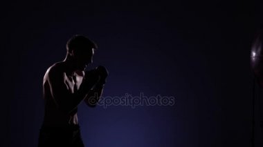 Boksör bir spor salonunda eğitim dramatik aydınlatma. Ağır çekim