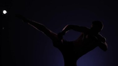 Boksör bir spor salonunda eğitim dramatik aydınlatma. Ağır çekim