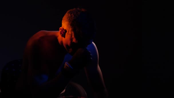 Boxer se prépare à un combat . — Video