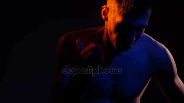 Boxeador se prepara para una pelea . — Vídeos de Stock